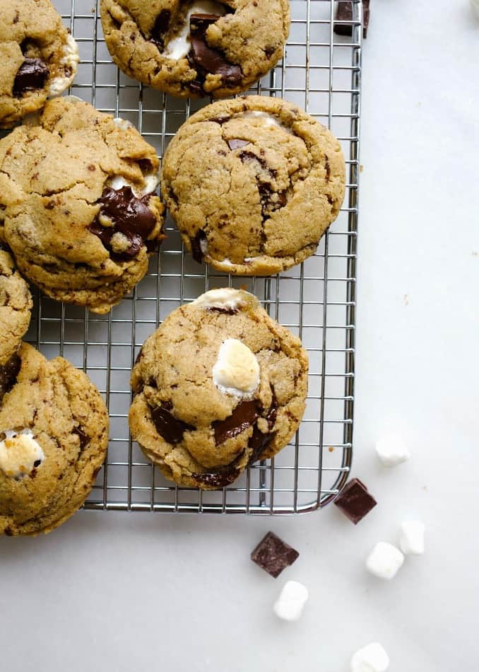 Vegan Fluffernutter Cookies by Wood and Spoon blog. These are egg and dairy free cookies with a peanut butter base stuffed with marshmallows, dark chocolate and loads of flavor! They use a flaxseed or chia egg in place of regular ones and coconut oil in place of butter. They are chewy and full of delicious flavor. Find the recipe for this vegetarian cookie on thewoodandspoon.com by Kate Wood healthy!