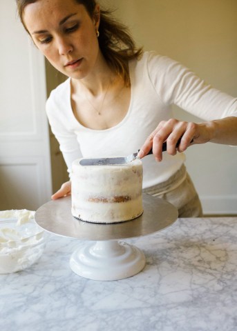 How to Stack a Layer Cake by Wood and Spoon blog. Learn the tips and how to for stacking pretty naked cakes and layer cakes from scratch homemade! Step by step tutorial with photos for learning can decorating for beginners. Learn about leveling cakes, crumb coats, filling a cake, piping borders, and more. On thewoodandspoon.com