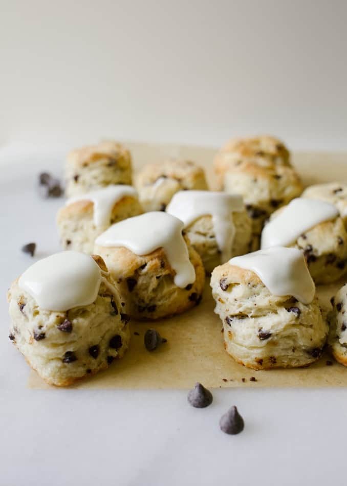 Cream Cheese Chocolate Chip Biscuits recipe by Wood and Spoon. These are soft and fluffy southern style biscuits filled with butter and cream cheese. The glaze is a creamy frosting and the icing add sweetness to the pastry. These are great treats for weekday breakfast or weekend brunch. inspired by Callie's hot little biscuits, this food feels special and makes the mornings more fun. Find the recipe and how-to at thewoodandspoon.com by Kate Wood.